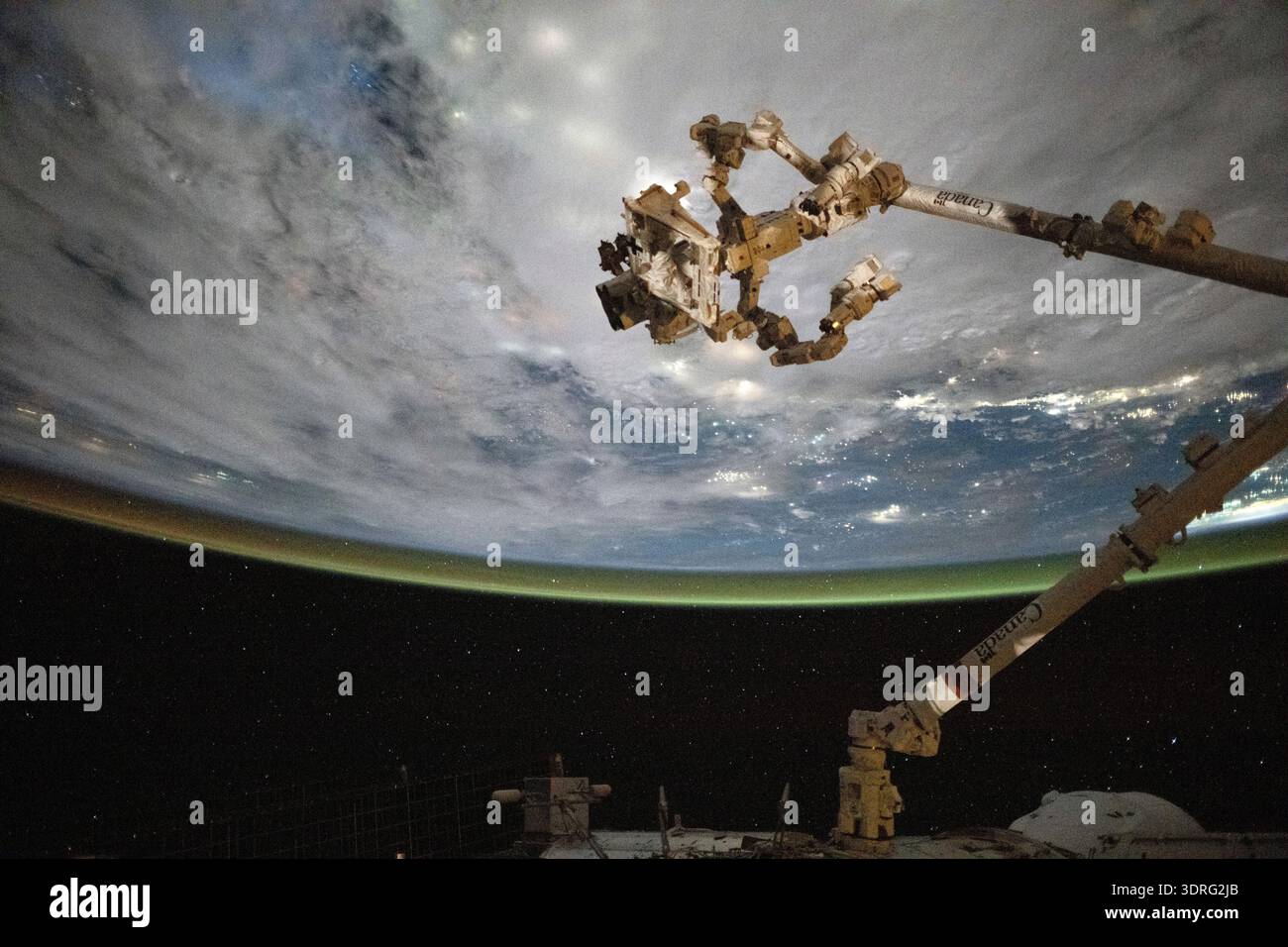 Le bras robotisé Canadarm2 avec Dextre, sa main robotisée affinée, est photographié et s'étend depuis la Station spatiale internationale alors qu'il orbite à 258 milles au-dessus de la côte du Cambodge sur un golfe nuageux de Thaïlande. Photographie prise depuis la Station spatiale internationale le 1er septembre 2025. Une version optimisée d'une image originale de l'ISS : crédit : NASA/JAXA/KYui usage éditorial seulement. Banque D'Images