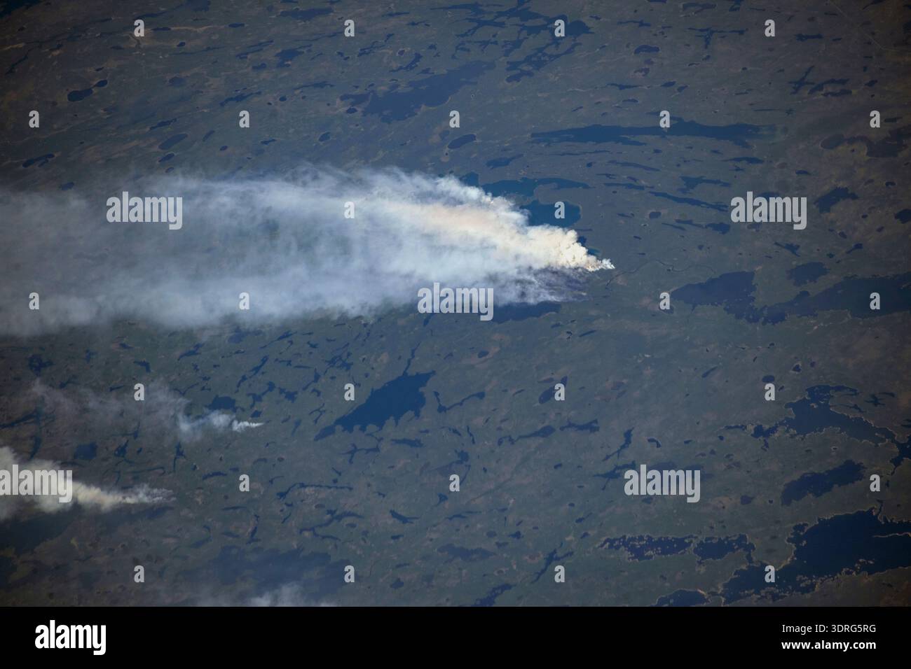 Les feux de forêt brûlent dans les provinces centrales du Canada, envoyant de la fumée qui dérive dans les grands Lacs et dans les régions du Nord-est des États-Unis, ce qui a un impact sur la qualité de l'air. La Station spatiale internationale était en orbite à 262 milles au-dessus du Canada au moment de cette photographie. Une photographie prise depuis la Station spatiale internationale le 3 août 2025 une version optimisée d'une image originale de la NASA : crédit NASA/NAyers Banque D'Images
