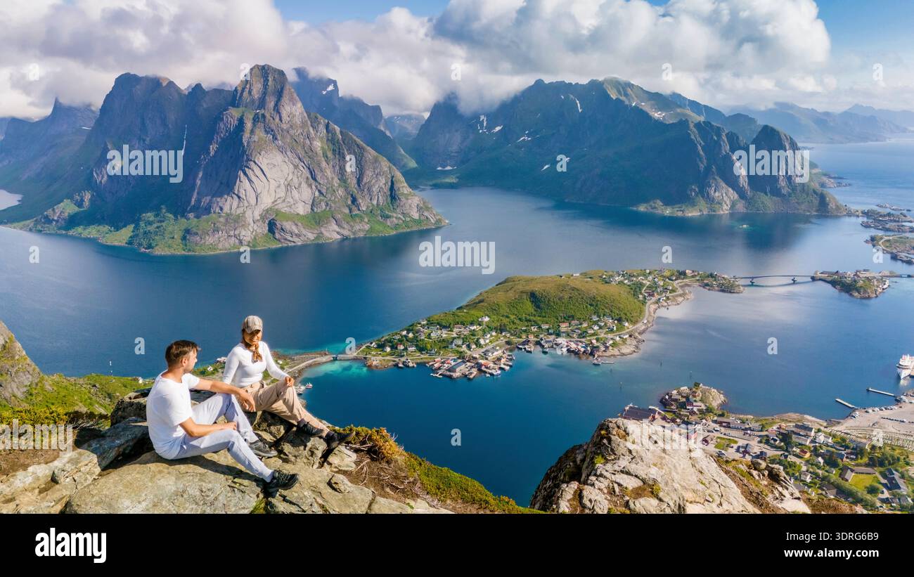 Vue imprenable sur la montagne des îles Lofoten, Norvège, avec les randonneurs appréciant le paysage Banque D'Images
