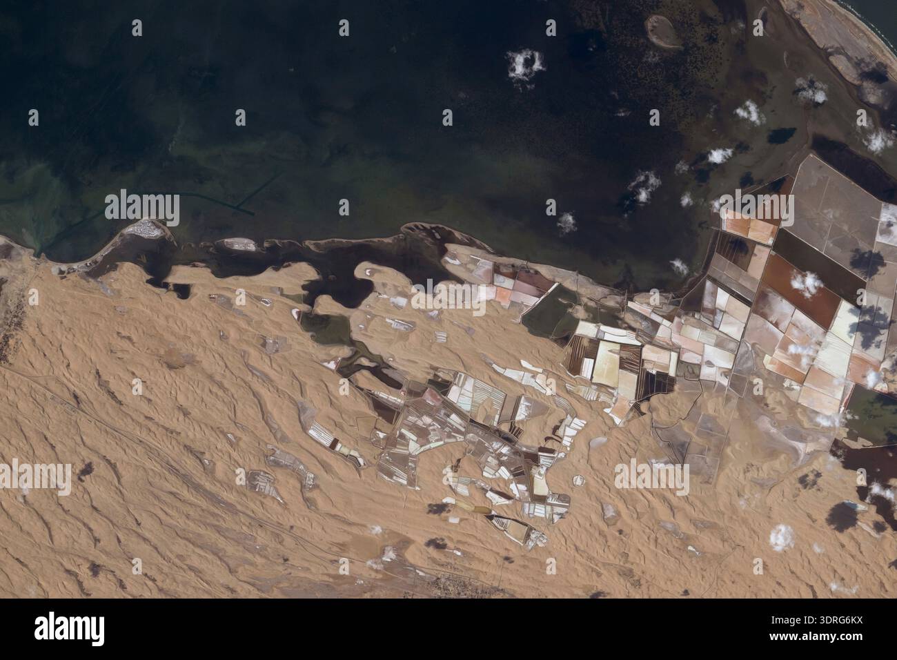 La réserve naturelle du Protectorat de Zaranik dans la région du Sinaï Nord en Égypte se trouve sur la bordure orientale du lac Bardiwil et est un refuge pour les oiseaux migrateurs, les tortues nicheurs, et abrite une variété d'espèces, y compris les grands dauphins. La Station spatiale internationale était en orbite à 258 miles au-dessus de la mer Méditerranée au moment de cette photographie. Photographie prise depuis la Station spatiale internationale le 21 septembre 2025. AAN version optimisée d'une image originale de l'ISS : crédit : NASA/JAXA/KYui usage éditorial seulement. Banque D'Images