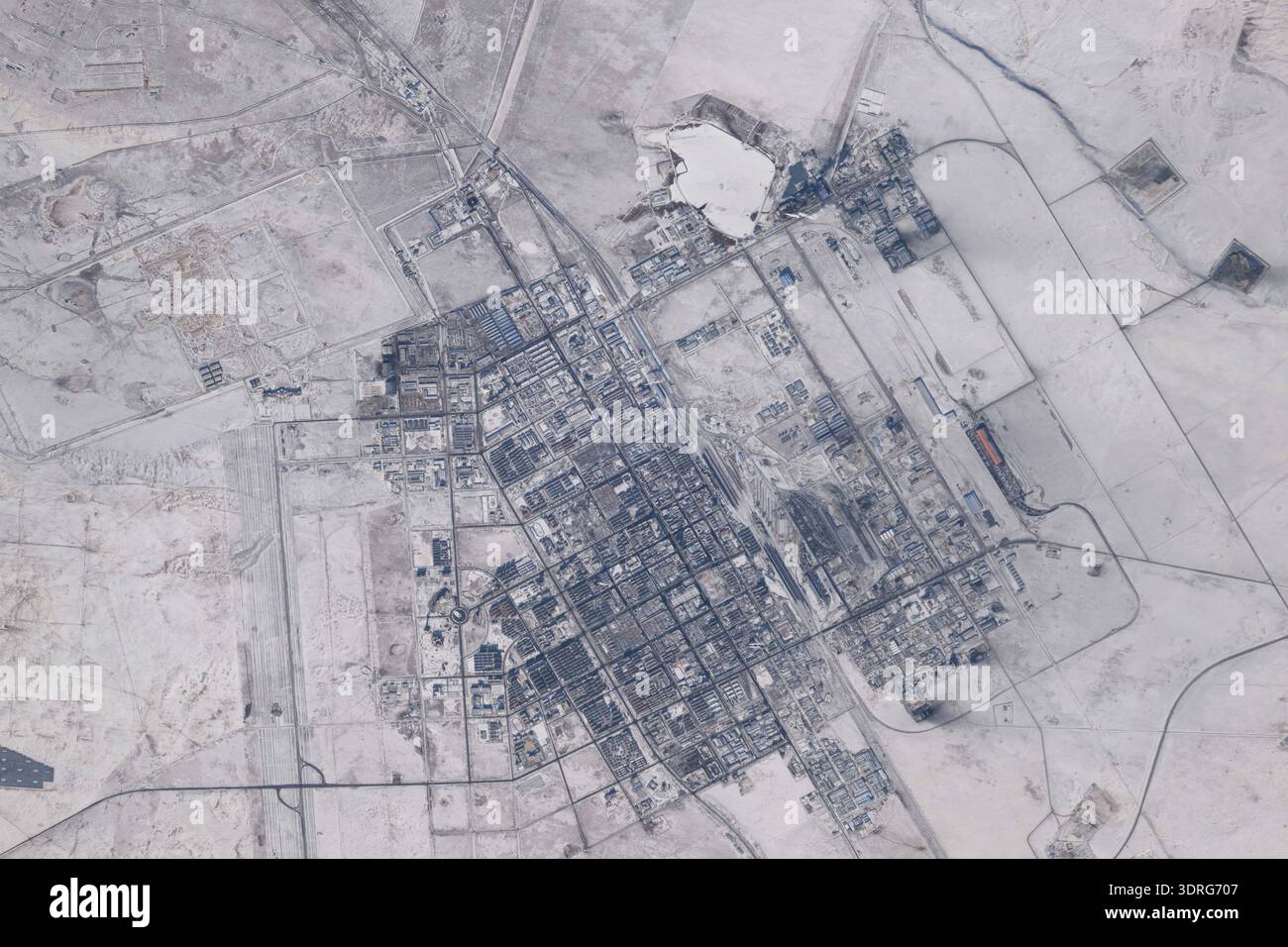 La ville d'Erenhot, dans la région autonome chinoise de Mongolie intérieure, est photographiée pendant un hiver sec et profond depuis la Station spatiale internationale alors qu'elle orbite à 263 miles au-dessus de la Terre. Erenhot est une ville frontalière clé pour le commerce et les passages ferroviaires internationaux entre la Chine et la Mongolie. La ville est également connue pour son histoire paléontologique et ses nombreuses découvertes de fossiles de dinosaures. Une photographie prise depuis la Station spatiale internationale le 13 décembre 2025 une version optimisée d'une image originale de l'ISS : crédit : NASA/JAXA/KYui usage éditorial seulement. Banque D'Images