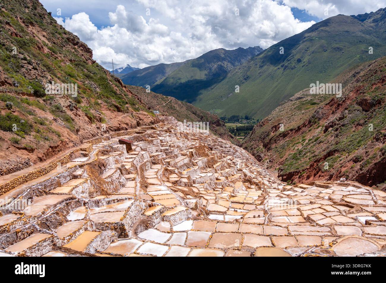 Terrasses de sel à Salinas de Maras dans la Vallée sacrée, Pérou Banque D'Images