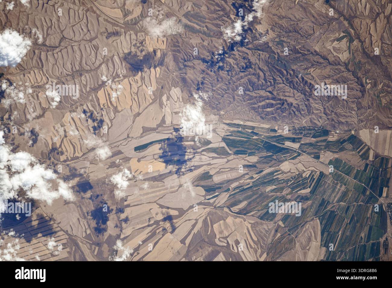 Les activités agricoles dans le paysage diversifié de la région de Jetisu au Kazakhstan, près de la frontière chinoise et autrefois un couloir clé de l'ancienne route de la soie, sont photographiées depuis la Station spatiale internationale alors qu'elle orbite à 263 miles au-dessus de la nation d'Asie centrale. Credit : Roscosmos photographie prise depuis la Station spatiale internationale le 19 août 2025. Une version optimisée d'une image originale de l'ISS : crédit NASA Banque D'Images