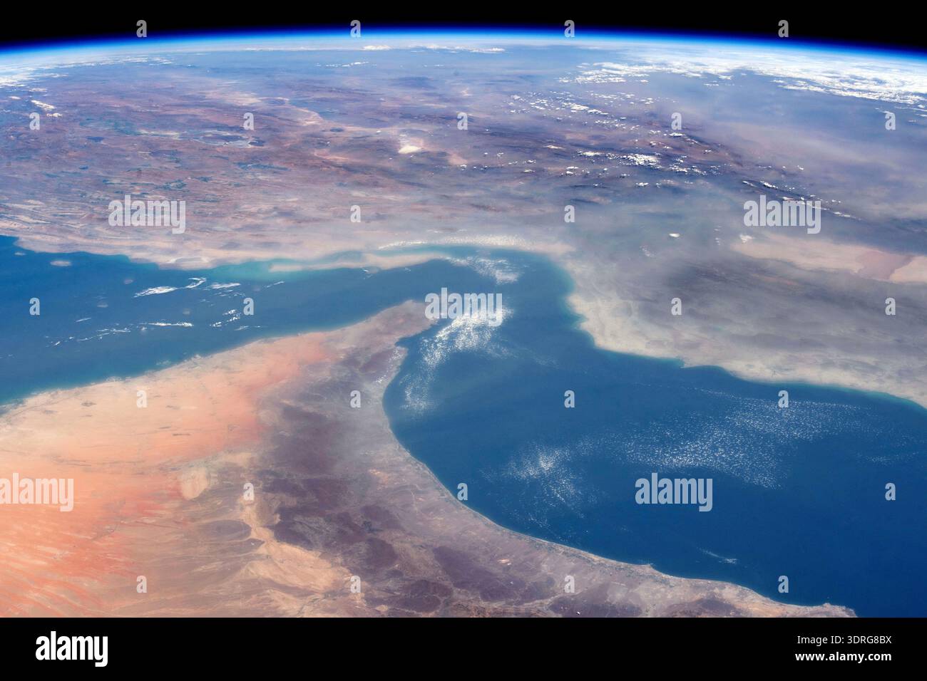 Le détroit d'Ormuz OMAN. DÉTROIT D'ORMUZ, GOLFE D'OMAN, PÉNINSULE ARABIQUE, GOLFE PERSIQUE photographie prise depuis la Station spatiale internationale le 2 mars 2020. Une version optimisée d'une image originale de la NASA : crédit NASA Banque D'Images