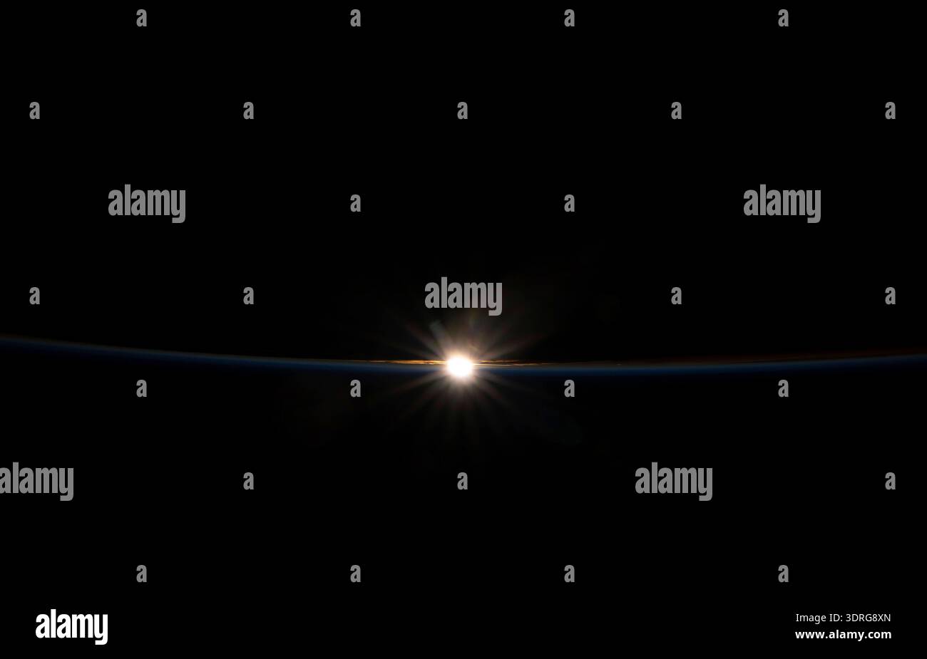 Les derniers rayons d'un coucher de soleil orbital s'estompent au-dessus de l'horizon terrestre, éclairant faiblement les sommets des nuages et révélant la fine ligne bleue de l'atmosphère. La Station spatiale internationale était en orbite à 262 miles au-dessus de l'océan Pacifique, à peu près à mi-chemin entre Hawaï et l'Alaska, vers 22 h 45 heure locale lorsque cette image a été capturée. Photographie prise depuis la Station spatiale internationale le 8 septembre 2025. Une version optimisée d'une image originale de la NASA : crédit NASA/ZCardman Banque D'Images