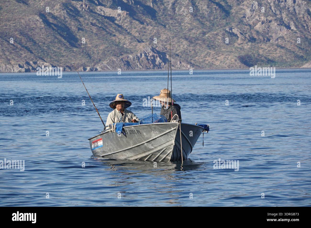 Deux pêcheurs mexicains dans un petit bateau pêchent l'eau riche autour de Coronado Island dans la mer de Cortes près de Loreto, Baja, Mexique. Banque D'Images