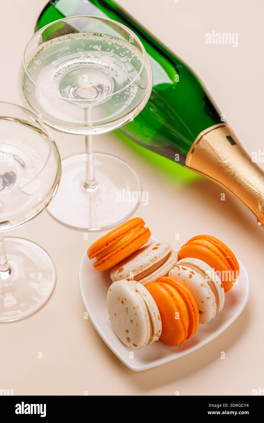 Association champagne et macarons délicats Banque D'Images