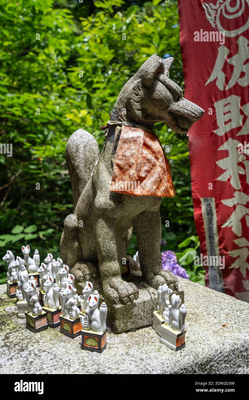 Statue de renard Inari à Sasuke Inari-jinja à Kamakura, Japon Banque D'Images