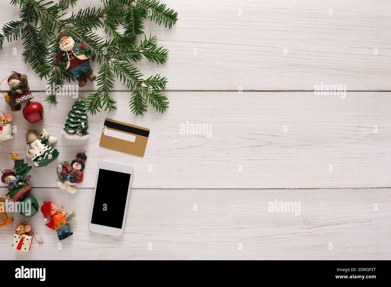 Collection de décorations et d'objets de vacances disposés sur une surface en bois Banque D'Images
