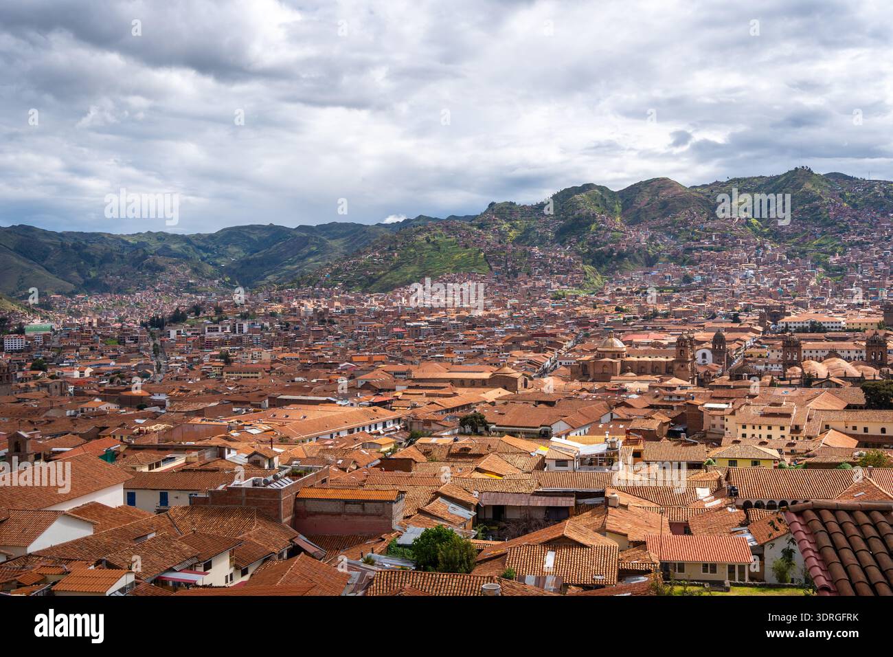 Vue panoramique de Cusco, Pérou, entouré par les montagnes andines Banque D'Images