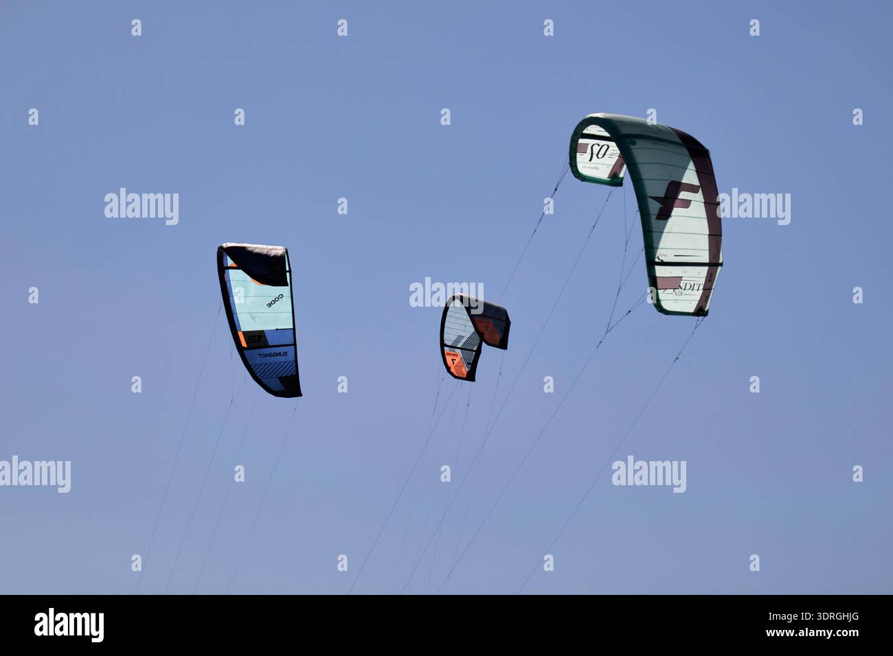 les ailes de kitesurf foils par temps venteux au large de el medano tenerife îles canaries espagne Banque D'Images