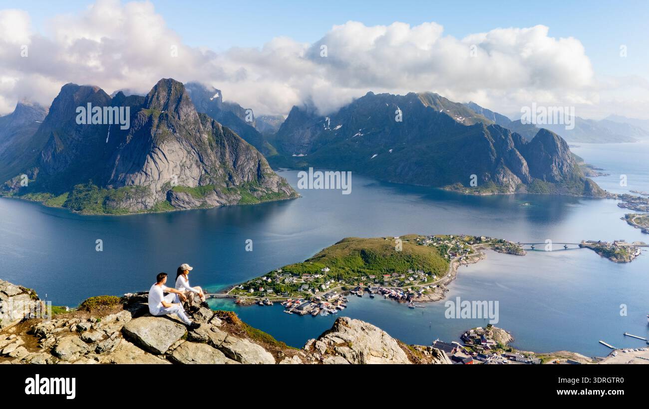 Superbe vue panoramique sur les îles Lofoten en Norvège avec les randonneurs qui apprécient le paysage Banque D'Images
