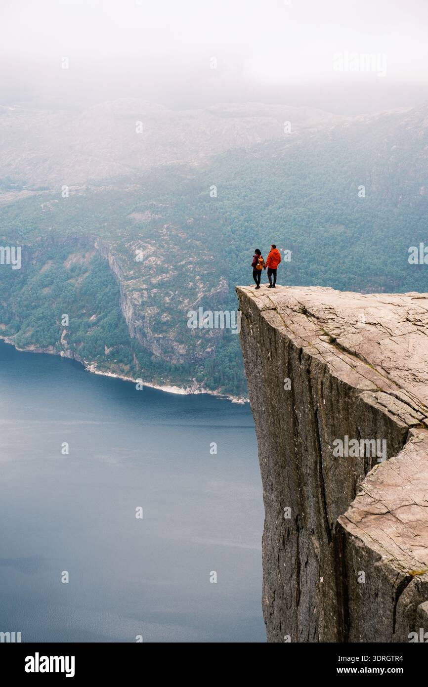 Vue imprenable sur la falaise des randonneurs à Pulpit Rock en Norvège capturant des paysages à couper le souffle Banque D'Images