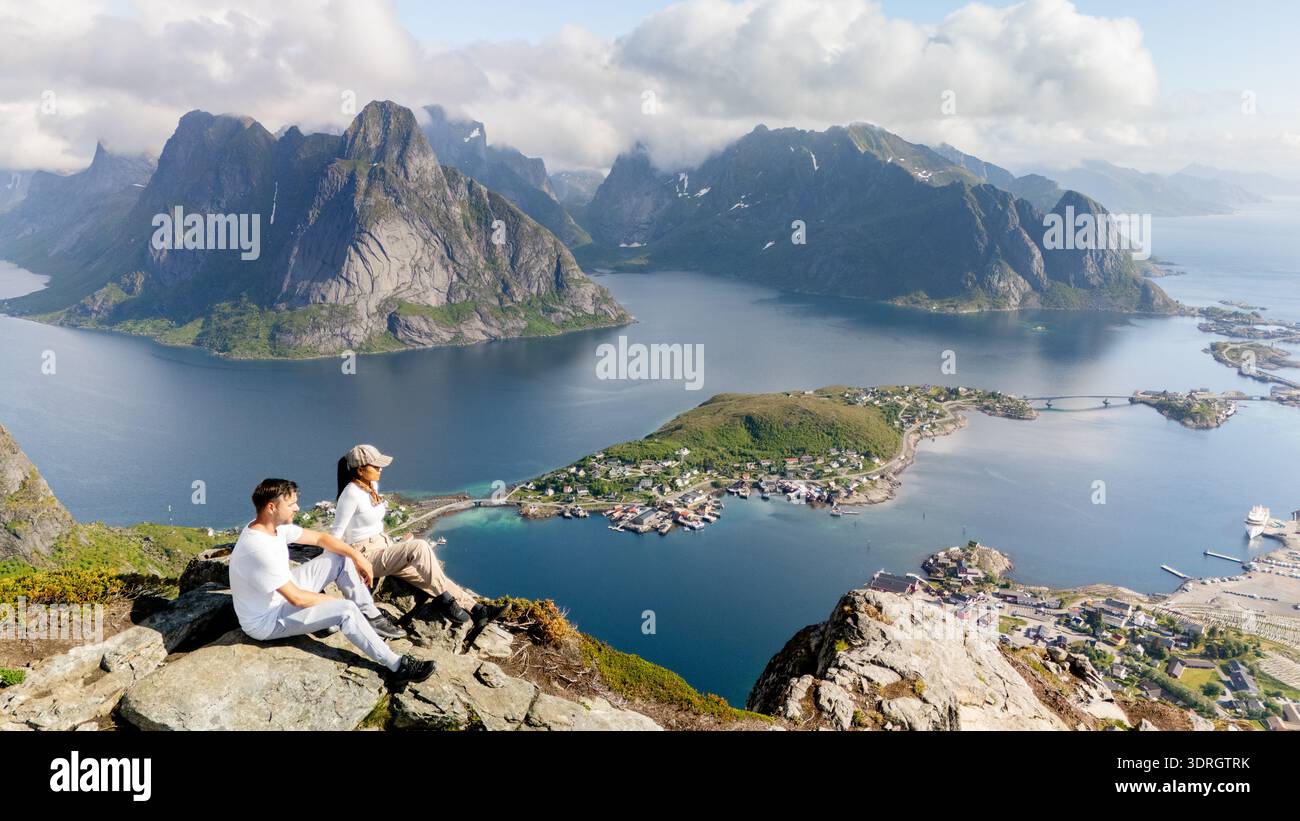 Vue imprenable sur les îles Lofoten en Norvège avec des randonneurs appréciant la splendeur de la nature Banque D'Images