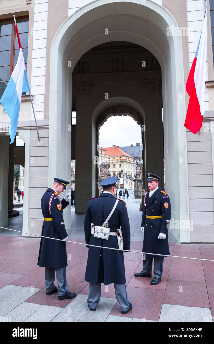 Prague, République tchèque - 24 novembre 2010 : gardes dans le rang de première classe privée debout à l'entrée de la cour du palais présidentiel pendant la CER Banque D'Images