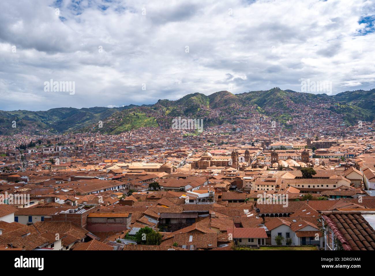 Vue panoramique de Cusco, Pérou, entouré par les montagnes andines Banque D'Images