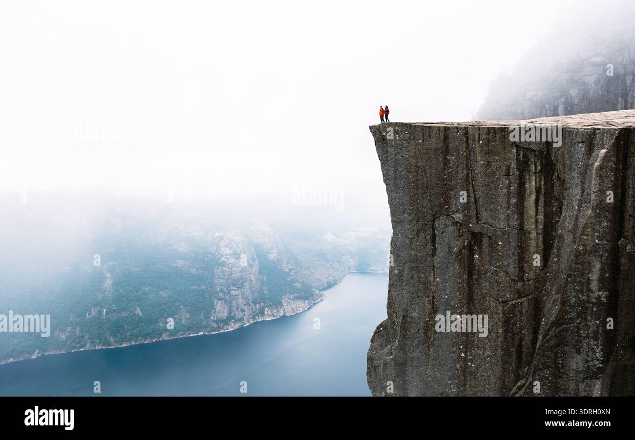 Vue imprenable depuis la falaise Preikestolen en Norvège par temps brumeux Banque D'Images