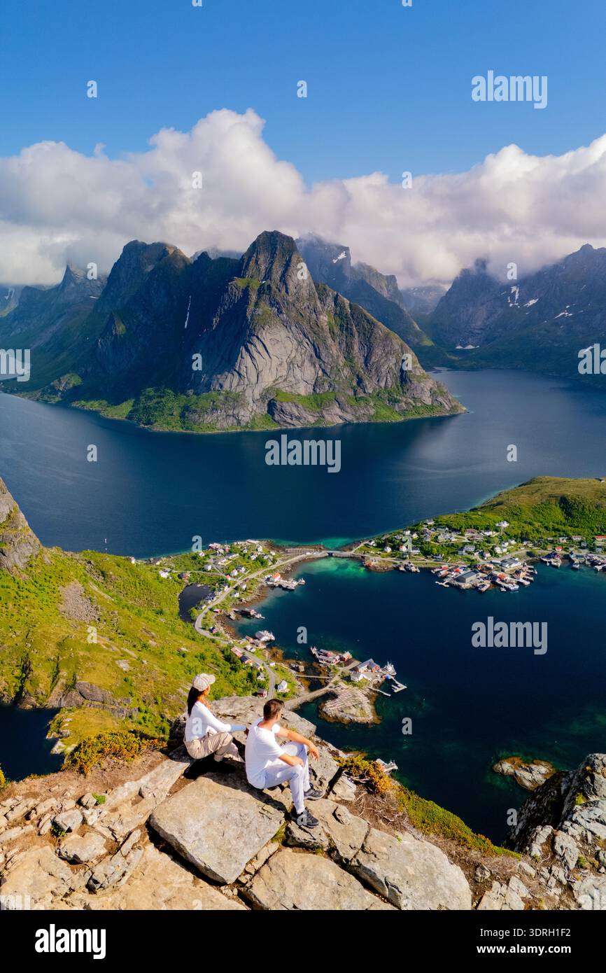 Vue imprenable depuis la montagne surplombant le fjord en Norvège avec des randonneurs appréciant le paysage Banque D'Images