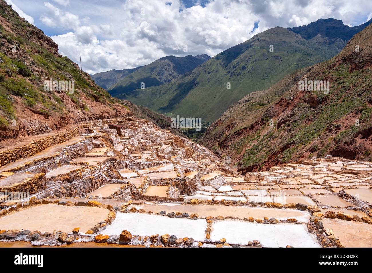 Terrasses de sel à Salinas de Maras dans la Vallée sacrée, Pérou Banque D'Images