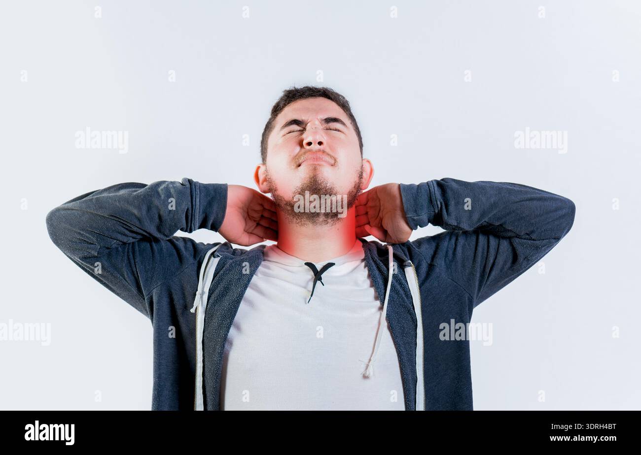 Personne douloureuse avec douleur cervicale isolée. Cervicalgie et concept de stress Banque D'Images