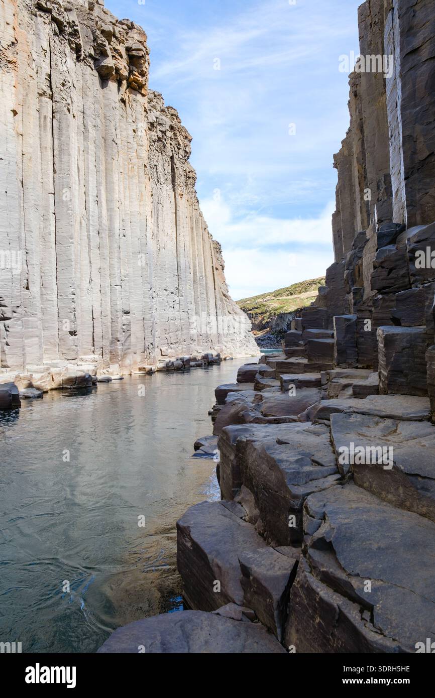 Explorez la beauté époustouflante du canyon de Studlagil dans le paysage spectaculaire islandais Banque D'Images
