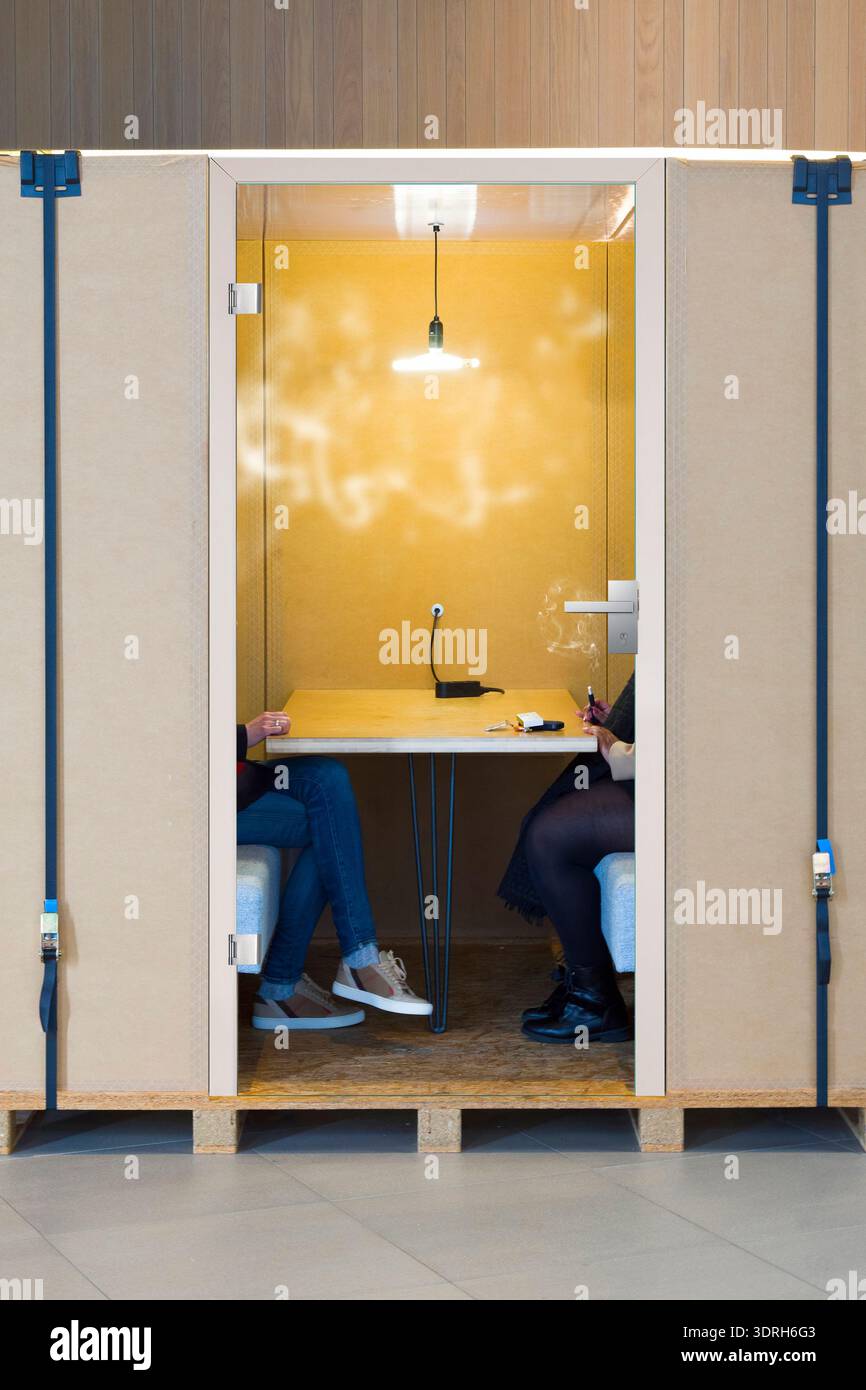 Box fumeurs dans un immeuble de bureaux Banque D'Images