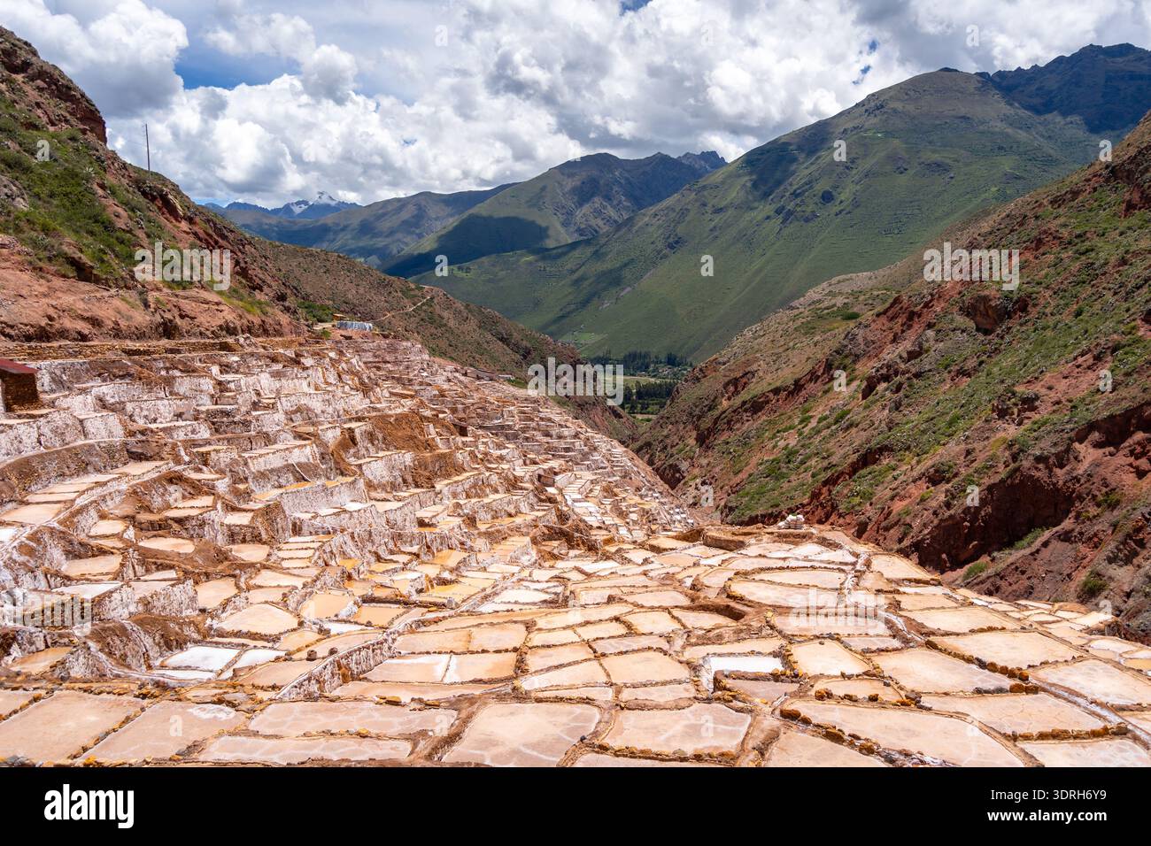 Terrasses de sel à Salinas de Maras dans la Vallée sacrée, Pérou Banque D'Images