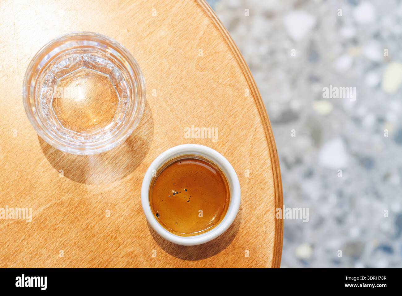 Espresso fraîchement infusé servi dans une petite tasse sur une table Banque D'Images