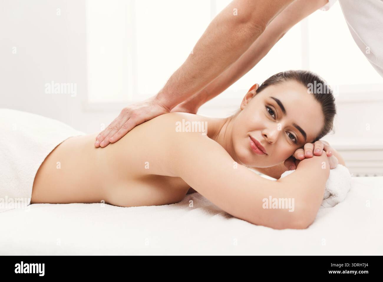 Collage de différentes scènes de massage montrant différentes techniques et paramètres pendant les séances de thérapie Banque D'Images