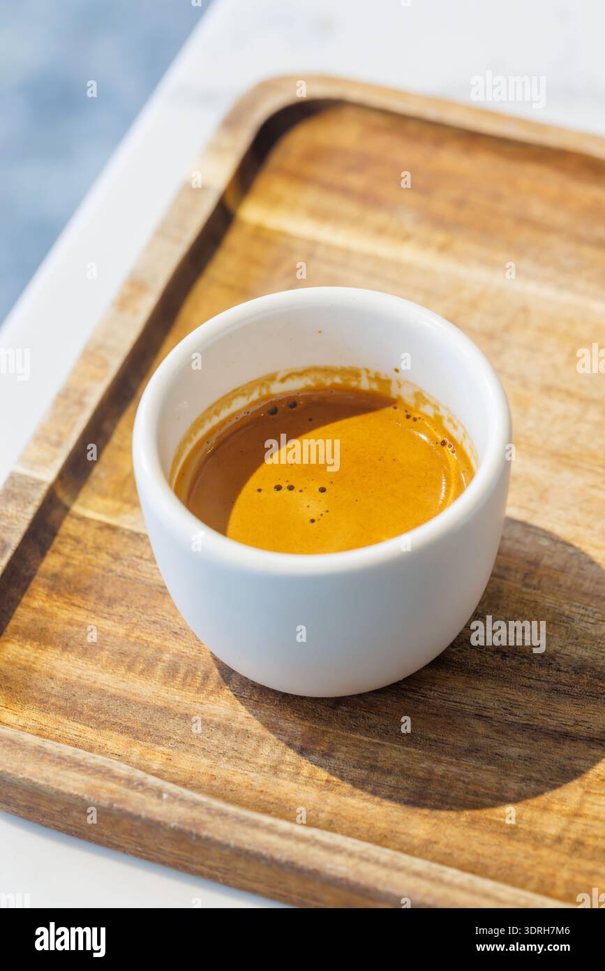 Espresso fraîchement infusé servi dans une petite tasse sur une table Banque D'Images