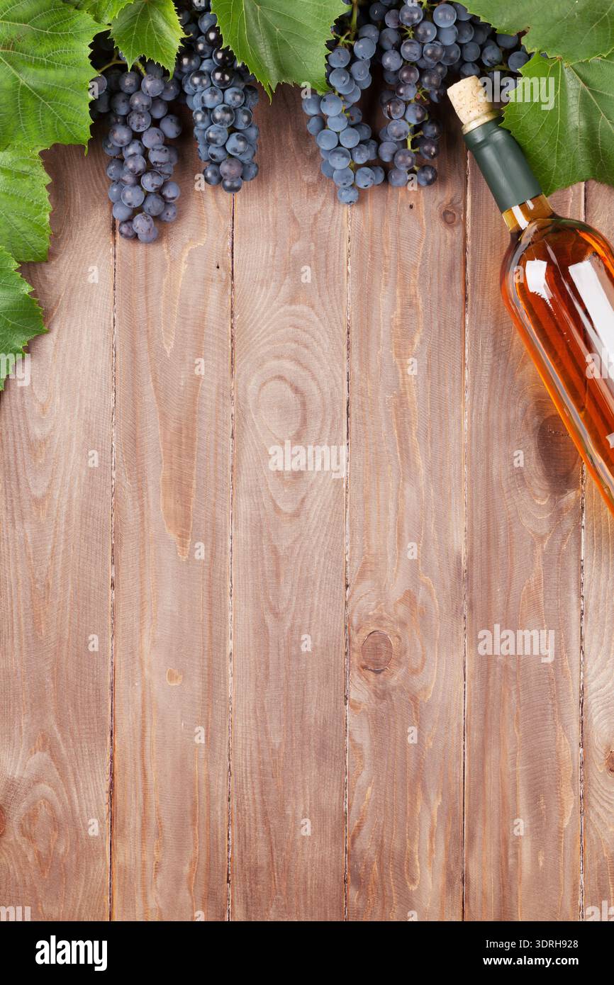Raisin rouge et bouteille de vin Banque D'Images