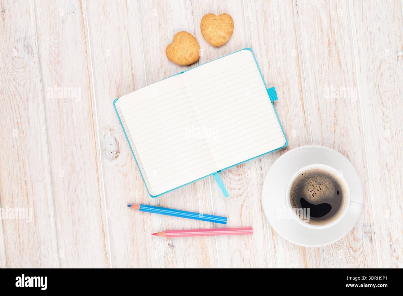 Café, biscuits en forme de coeur et bloc-notes Banque D'Images