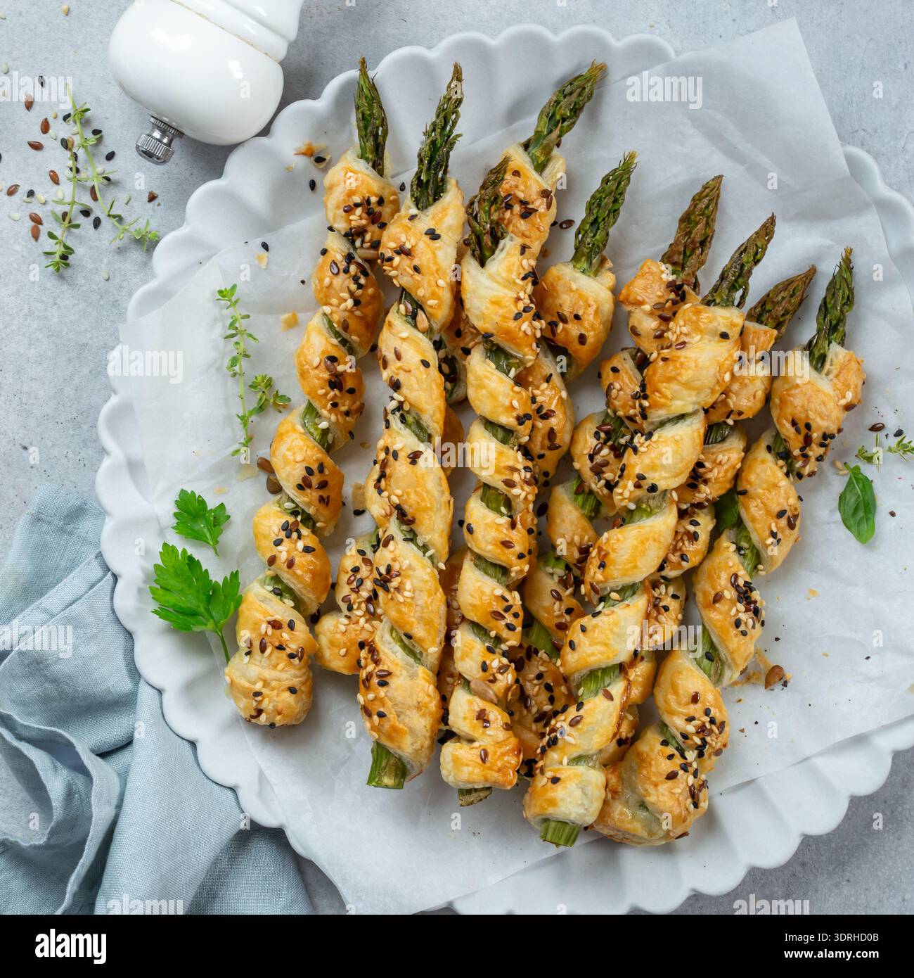 Spirales de pâte feuilletée aux asperges et au bacon, vue de dessus, image carrée Banque D'Images