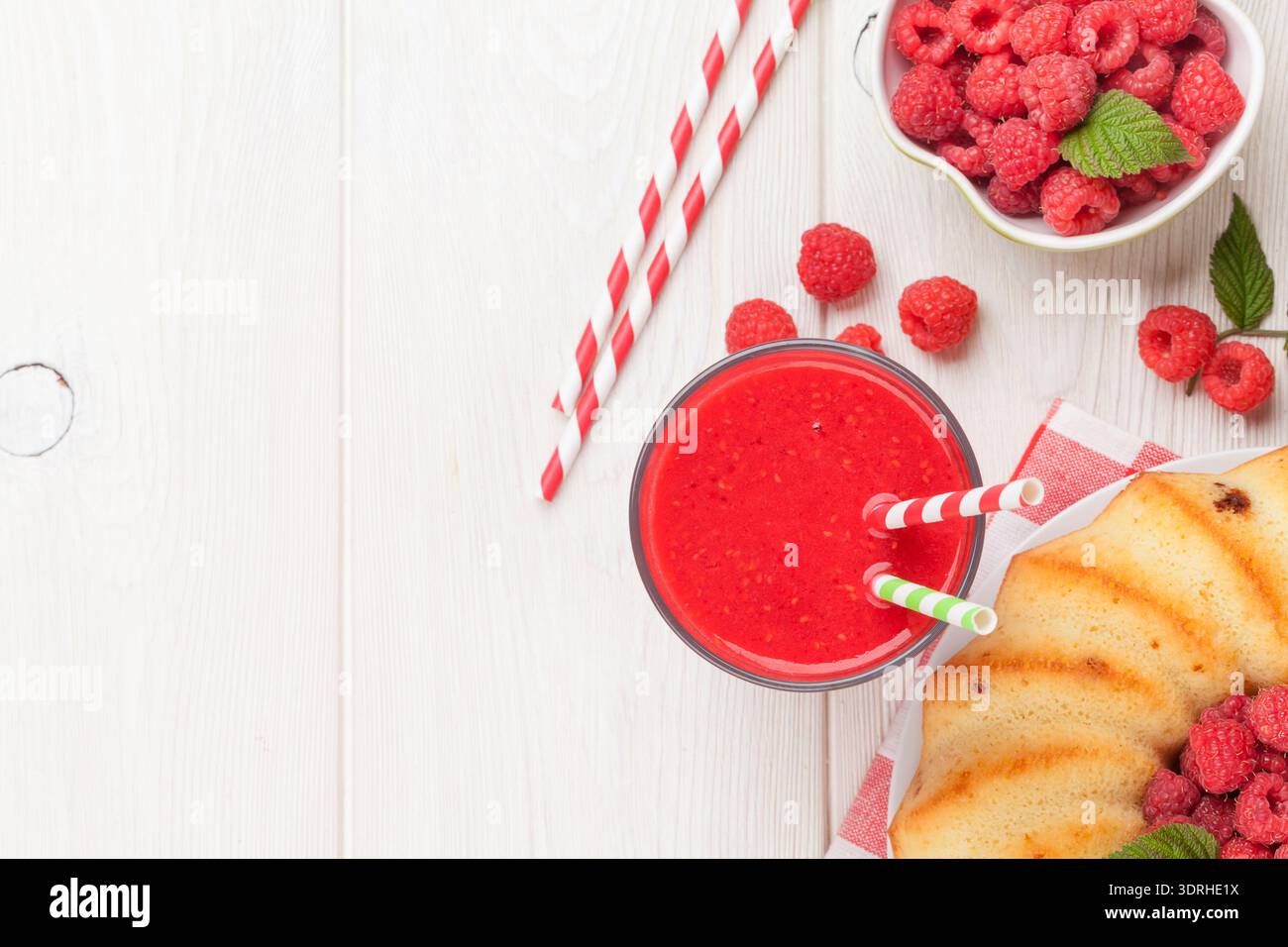 Smoothie à la framboise, gâteau et baies Banque D'Images