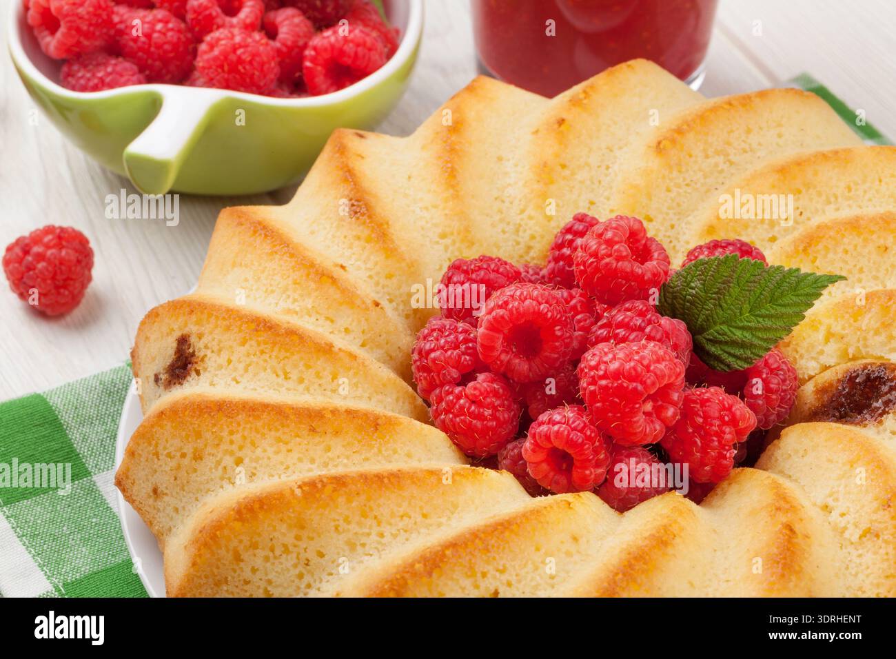 Gâteau aux framboises, smoothie et baies Banque D'Images