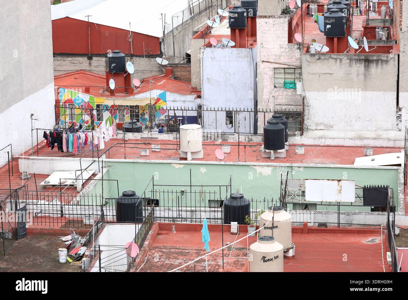 Toits résidentiels denses à Cuauhtémoc, Mexico, Mexique, avec réservoirs de stockage d'eau sur le toit, antennes paraboliques et buanderie suspendue. Banque D'Images