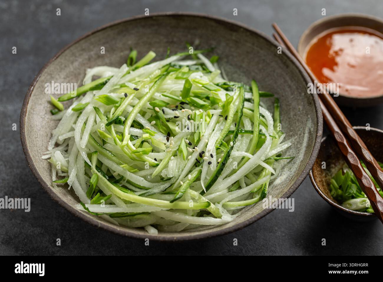 Salade de concombre et de radis daikon dans un bol Banque D'Images