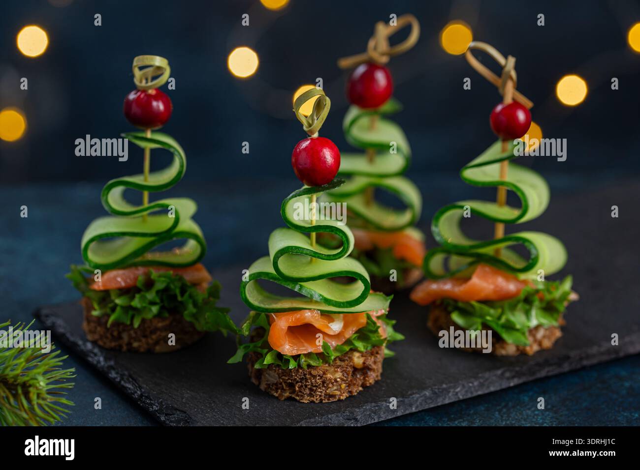 Canapés d'arbres de Noël au concombre et au saumon fumé Banque D'Images