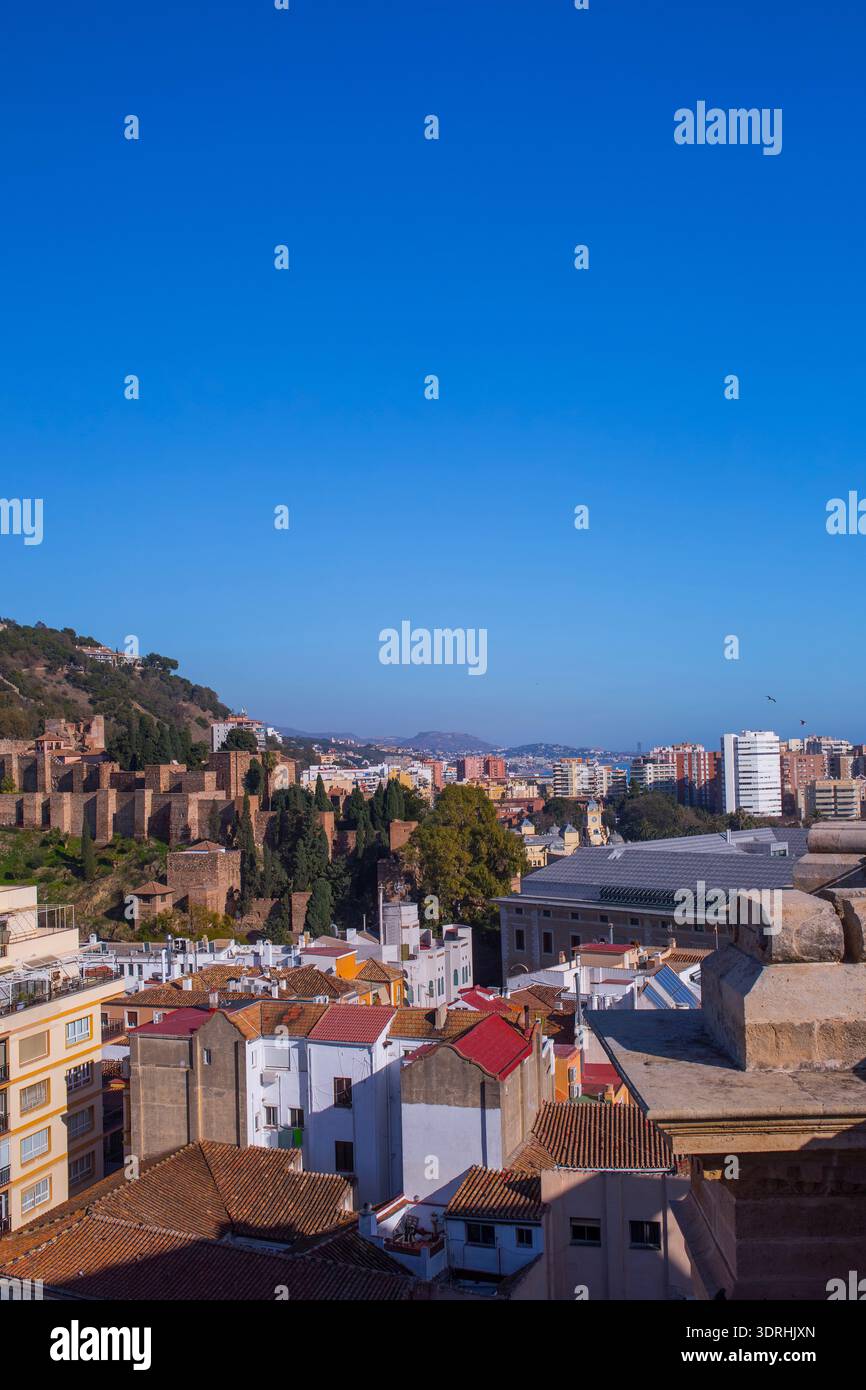 Malaga, Espagne. Paysage urbain historique avec la forteresse Alcazaba et les toits traditionnels dans le centre. Architecture de ville méditerranéenne et munic Banque D'Images