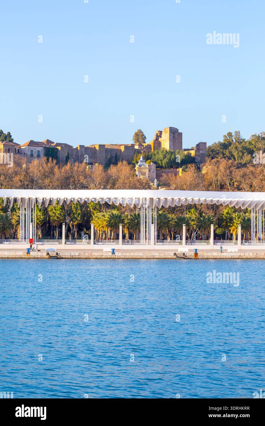 Malaga Alcazaba forteresse et Palmeral de las Sorpresas pergola blanche au bord de l'eau du port sous un ciel bleu clair en Espagne avec archite méditerranéenne Banque D'Images