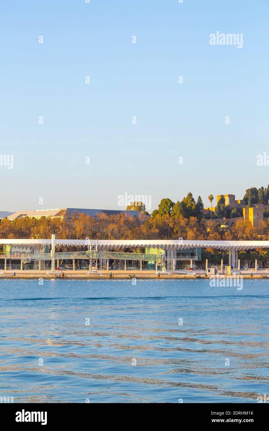 Malaga Alcazaba forteresse et Palmeral de las Sorpresas pergola blanche au bord de l'eau du port sous un ciel bleu clair en Espagne avec archite méditerranéenne Banque D'Images
