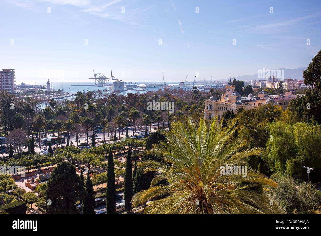 Vue panoramique sur le port côtier de la ville et le parc tropical avec palmiers et architecture classique surplombant le port méditerranéen et les grues industrielles Banque D'Images