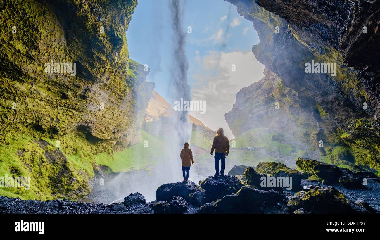 Vue fascinante de derrière la cascade de Kvernufoss en Islande pendant un après-midi serein Banque D'Images