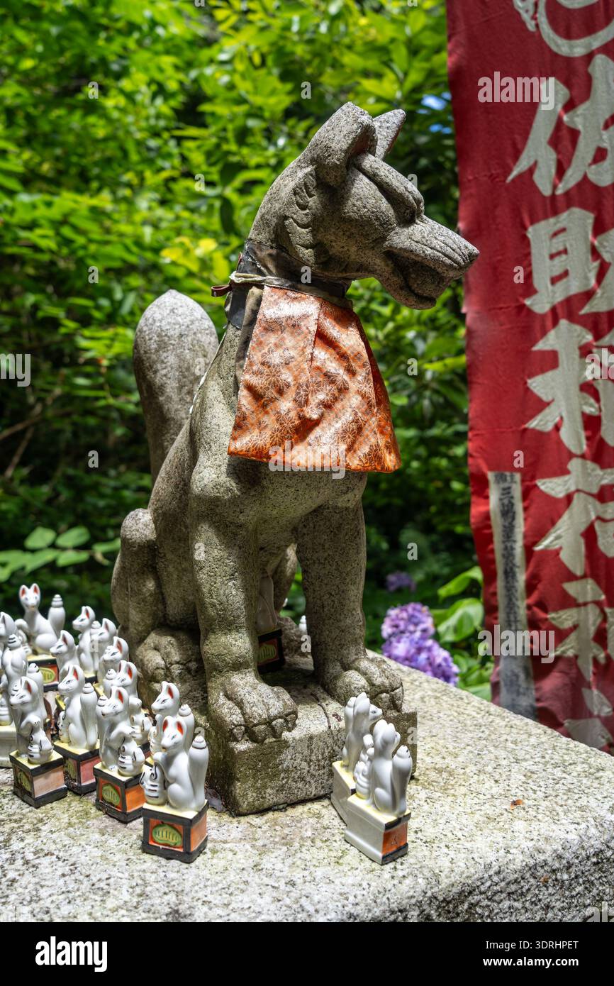 Statue de renard Inari à Sasuke Inari-jinja à Kamakura, Japon Banque D'Images