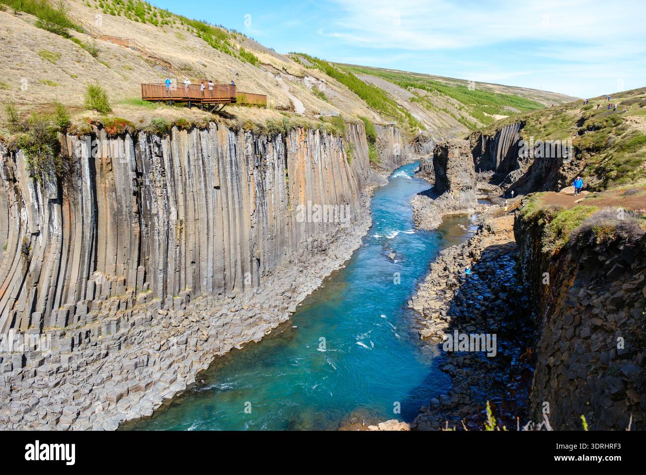 Explorez le paysage époustouflant du canyon Studlagil en Islande, avec des colonnes de basalte saisissantes et une rivière bleue éclatante Banque D'Images