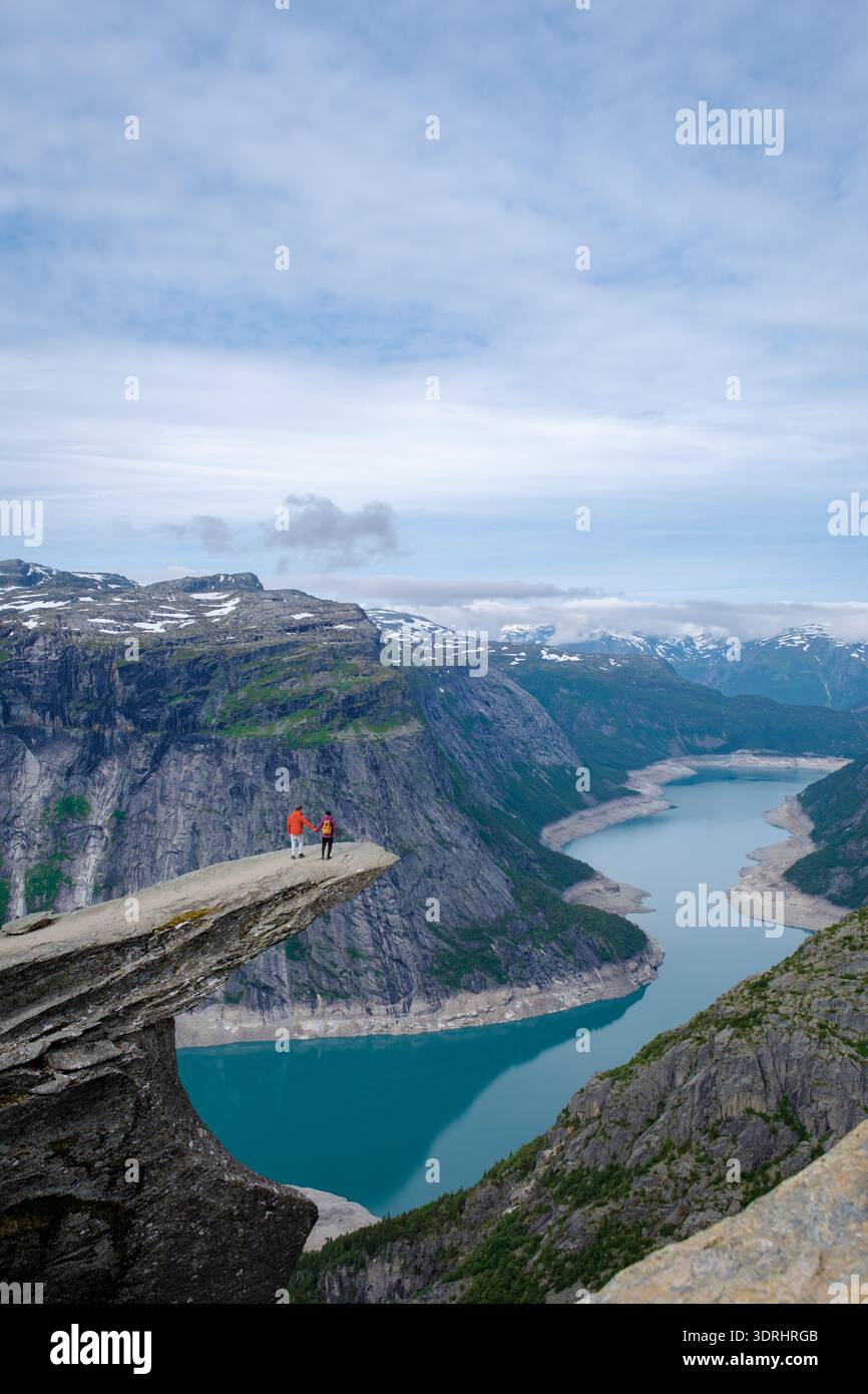 Vue imprenable depuis Trolltunga en Norvège avec des randonneurs explorant des paysages magnifiques Banque D'Images