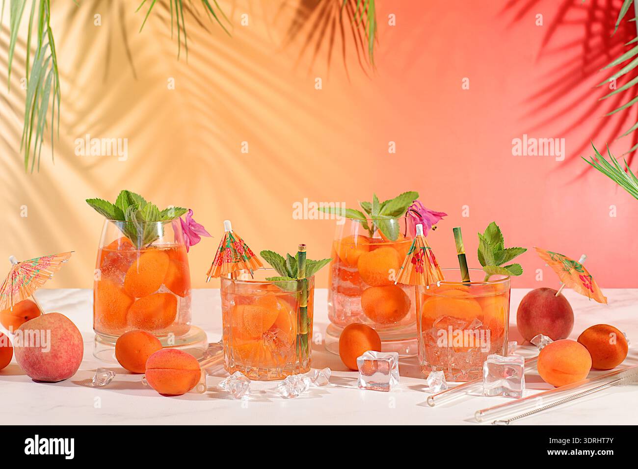 Thé de pêche glacé ou cocktail à la menthe et aux abricots, recette rafraîchissante de boisson estivale. Deux verres avec limonade aux fruits de pêche sur un Li Banque D'Images