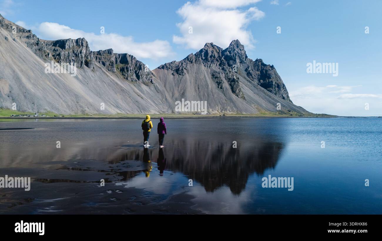 Reflets à couper le souffle de Stokksnes et Vestrahorn montagne dans le paysage serein Islande Banque D'Images