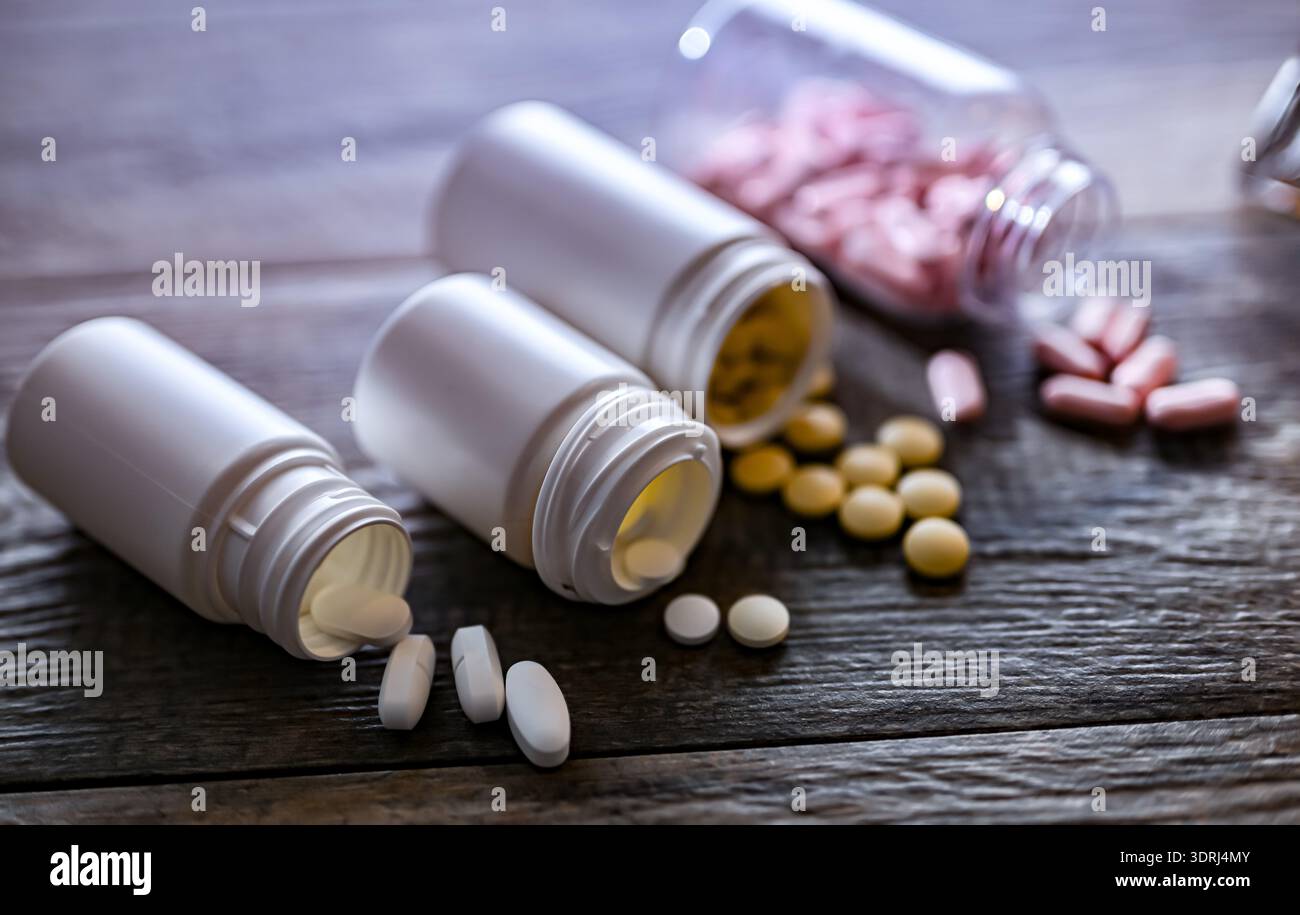 Récipients avec pilules. Substances addictives Banque D'Images
