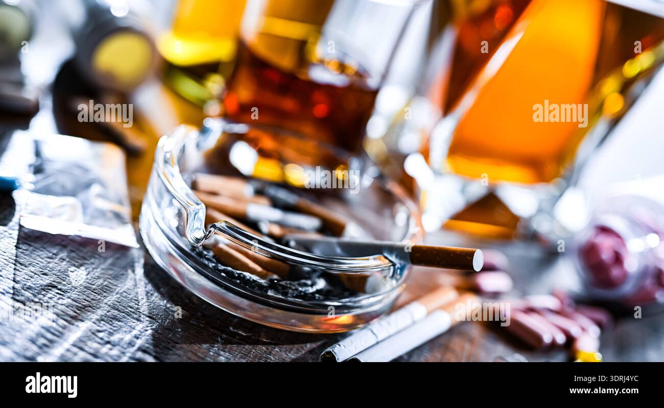 Les substances addictives, y compris l'alcool, les cigarettes et les drogues. Banque D'Images